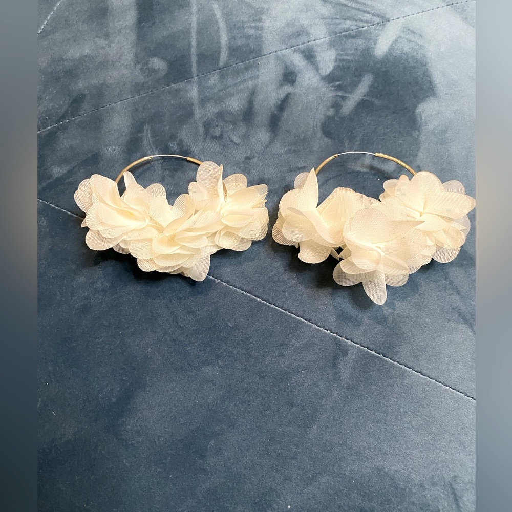 Big flower hoop earrings in white
